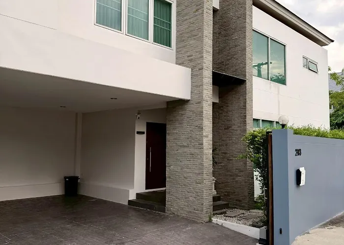 Pool Ramkhamhaeng 9
