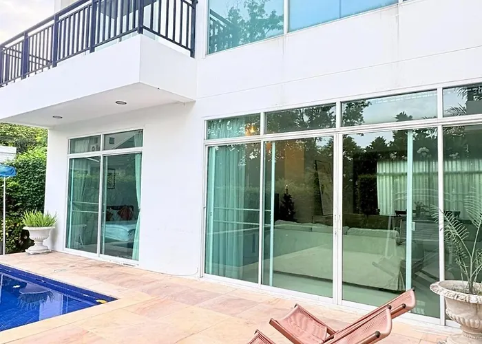 Pool Ramkhamhaeng 9